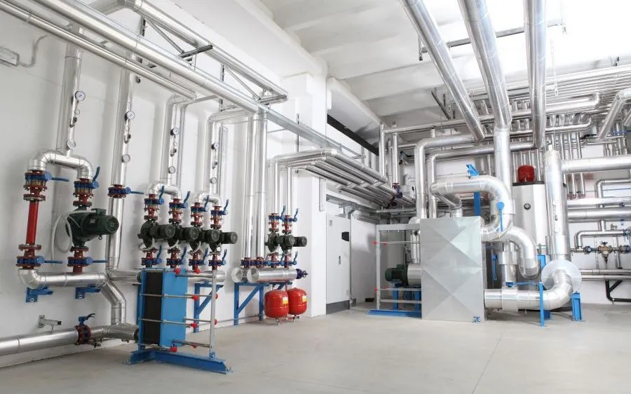 Chaufferie : pompes, échangeur à plaques, vases d'expansion et réseaux calorifugés